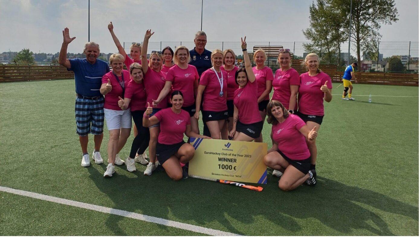 Širvintos receive EuroHockey Club of the Year award from Peter Elders